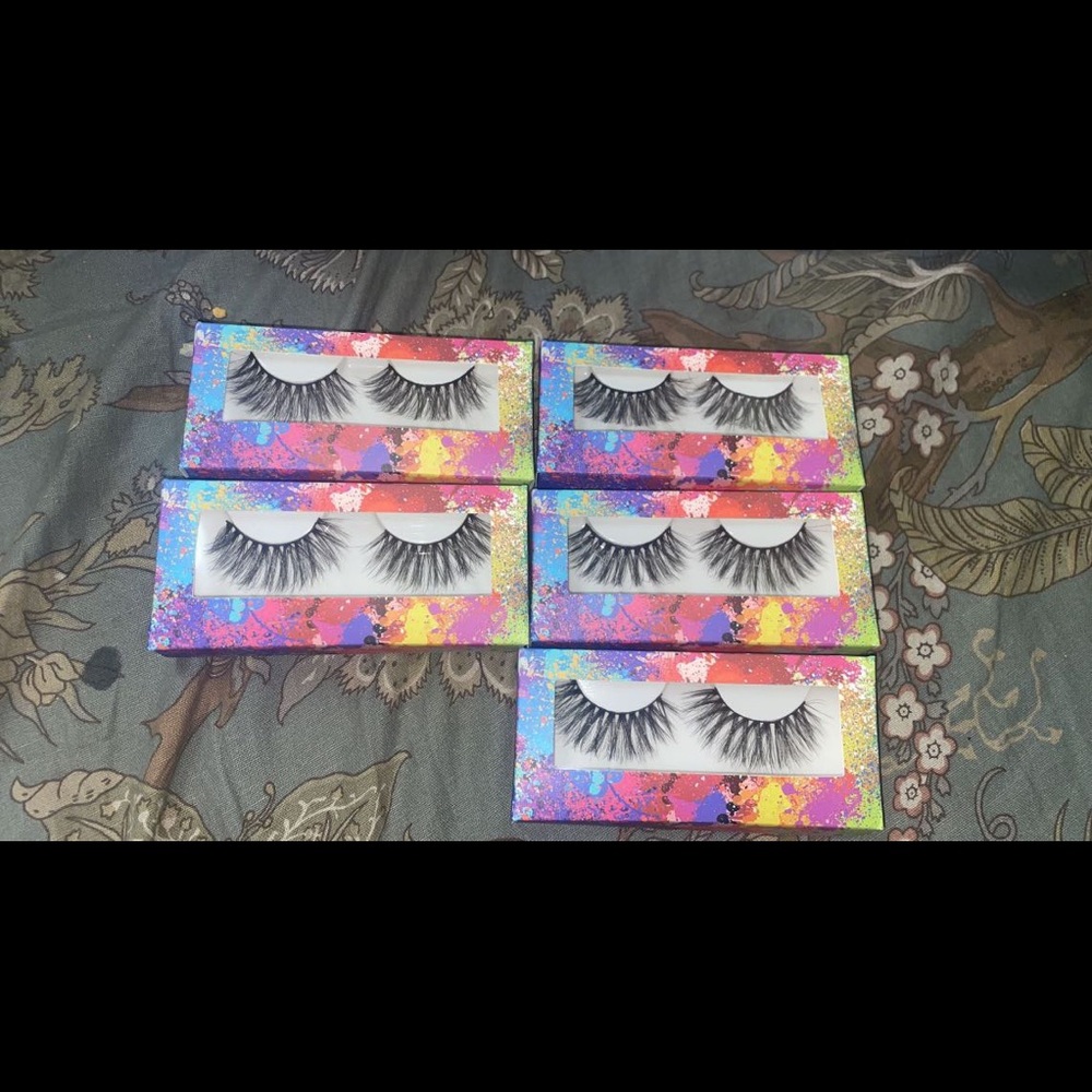 Selling lashes - Picture 3 of 4